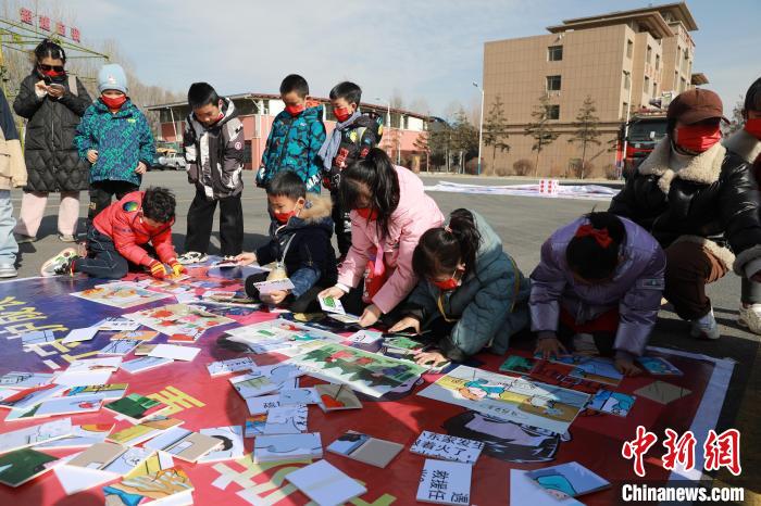 圖為小朋友們參加趣味游戲活動(dòng)。　楊龍建 攝