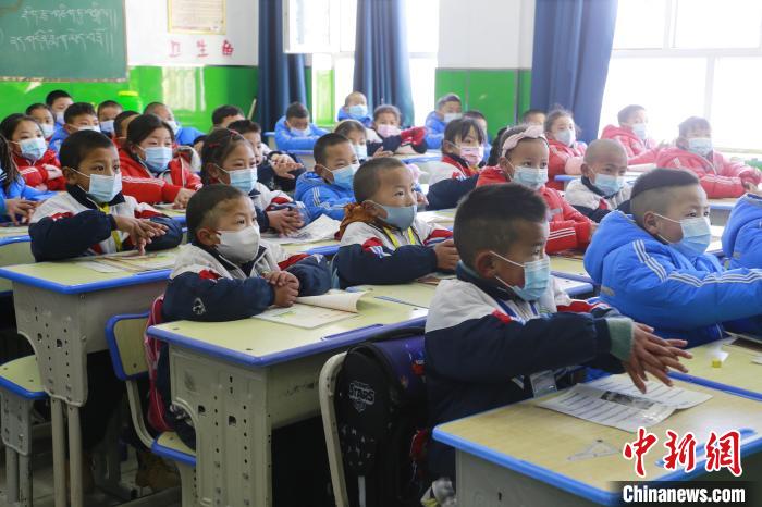 圖為學(xué)生學(xué)習(xí)七步洗手法?！●R銘言 攝