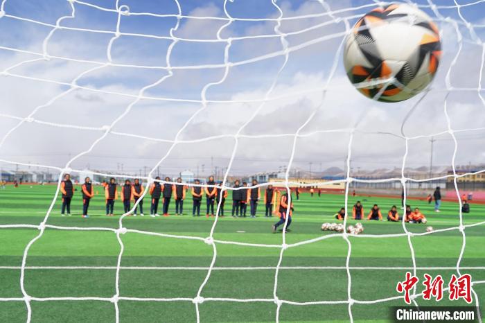 圖為孩子們進(jìn)行射門訓(xùn)練?！●R銘言 攝