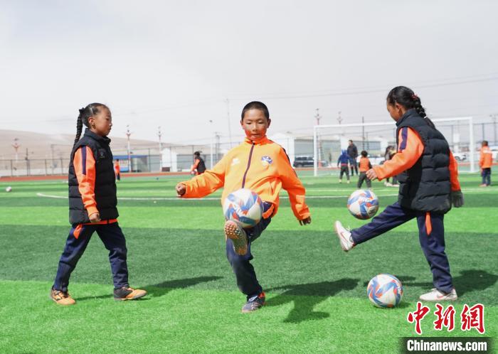 圖為孩子們進(jìn)行顛球訓(xùn)練。　馬銘言 攝