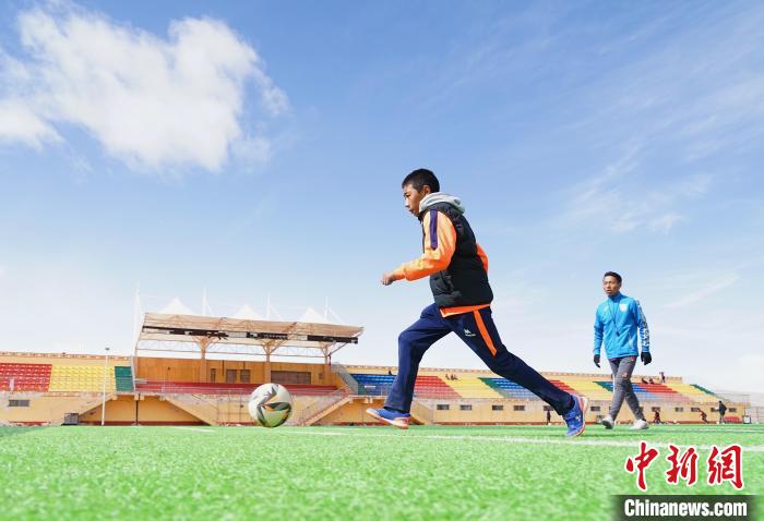 圖為一名男孩運(yùn)球射門?！●R銘言 攝