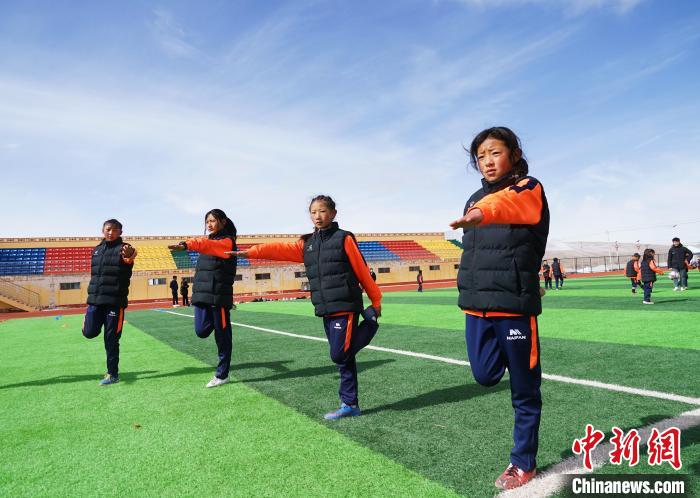 圖為孩子們正在熱身?！●R銘言 攝