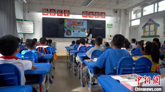 正在上課的學(xué)生。　唐啟浩 攝