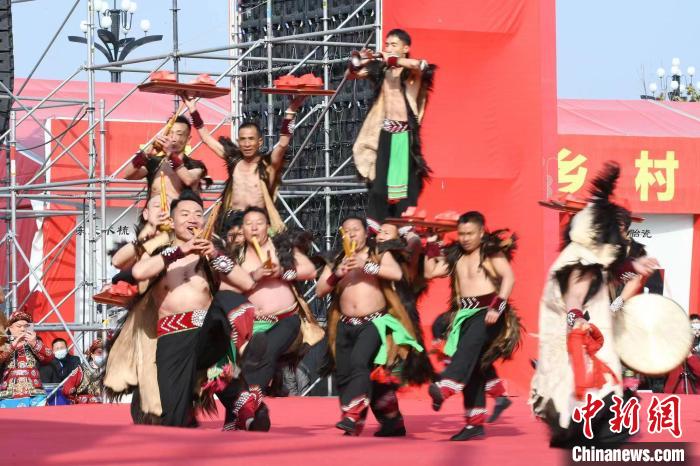 圖為少數(shù)民族舞蹈展演?！×赫赵?攝