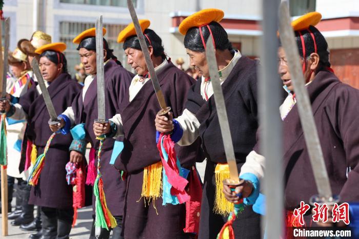 圖為藝人們手持藏刀表演加麻百·甲江?！愔闈扇?攝