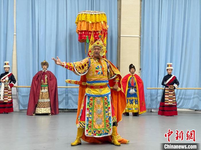 圖為格薩爾劇展演?！∠锴凡抛?供圖