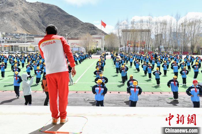 圖為學生在跳繩教練齊景龍的指導下做準備運動。　貢嘎來松 攝