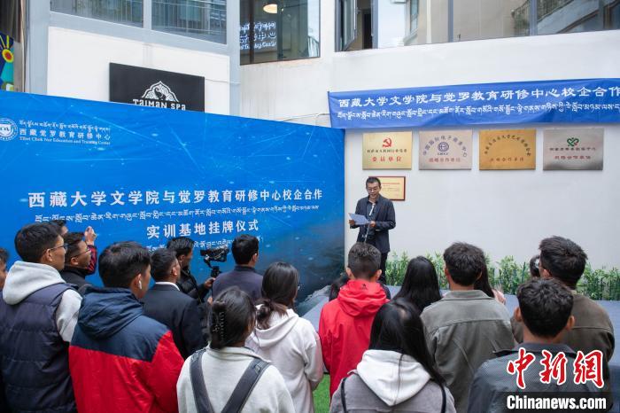 圖為企業(yè)代表發(fā)言?！∝暩聛硭?攝