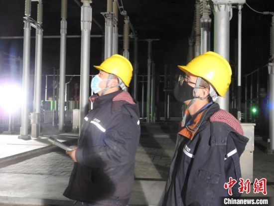圖為5月10日凌晨，國網(wǎng)青海檢修公司柴達木換流站運維人員在進行柴拉直流系統(tǒng)停電操作?！∫杂?攝