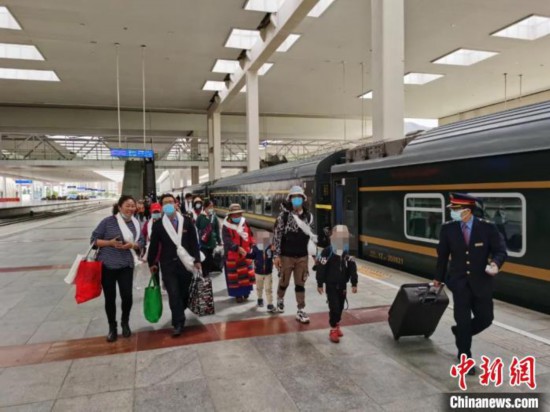 圖為拉薩車站工作人員為西藏先心病患兒和陪同人員提供“綠色”接力幫扶，并開通了專門通道，讓他們快速進(jìn)站上車。拉薩車站 供圖