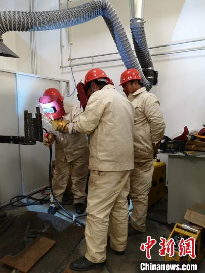 圖為學員正在進行電焊技能學習?！》尔惙?攝