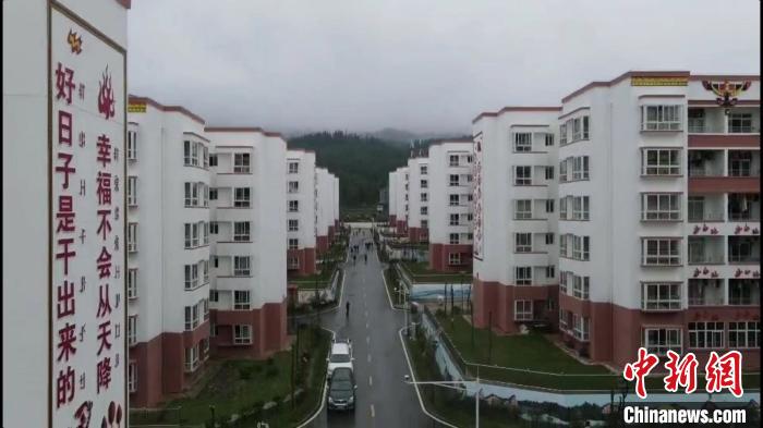 越西縣最大的易地扶貧搬遷安置點(diǎn)——城北感恩社區(qū)。　何浠 攝