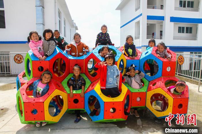 喜德縣一學(xué)校內(nèi)，孩子們露出開心的笑容?！柟拍救?攝