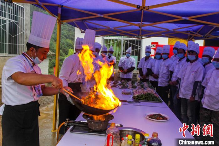 喜德縣冕山鎮(zhèn)舉辦的廚師培訓(xùn)班上，老師正在示范回鍋肉的做法?！柟拍救?攝