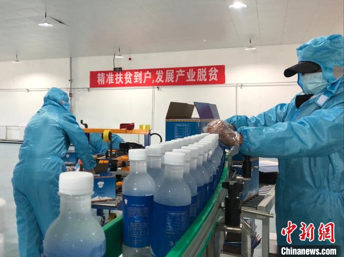 圖為阿里地區(qū)措勤縣某飲用水加工公司，該公司以“基地+公司+貧困民眾”為運營模式，帶動貧困民眾68戶232人?！≈x牧 攝