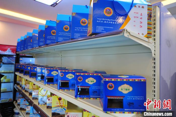 圖為8月11日，西藏那曲市聶榮縣色慶鄉(xiāng)雜瑪多種經(jīng)營合作聯(lián)合社根據(jù)城鄉(xiāng)消費群體差異化需求，創(chuàng)新研發(fā)的果醬布丁酸奶、真空酥油等產(chǎn)品擺放在貨物架上。色慶鄉(xiāng)統(tǒng)籌全部28個行政村的合作社，通過政府引導(dǎo)、民眾參與模式成立合作聯(lián)合社，建立了完整的牧業(yè)全產(chǎn)業(yè)鏈，5座牧場總面積超過6萬畝，牲畜近3000頭，畜產(chǎn)品日加工能力5000斤，直接帶動200多名牧民就業(yè)(資料圖)?！垈?攝