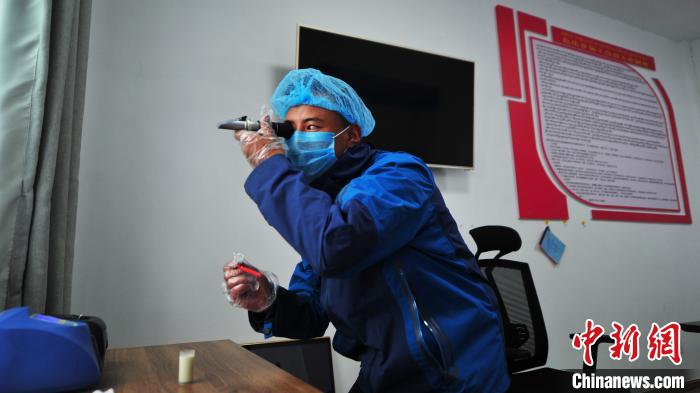 圖為8月11日，西藏那曲市聶榮縣色慶鄉(xiāng)雜瑪多種經(jīng)營合作聯(lián)合社質(zhì)檢員對從各牧場收集上來的牛奶進行質(zhì)量檢測。色慶鄉(xiāng)統(tǒng)籌全鄉(xiāng)28個行政村的合作社，成立了擁有規(guī)范管理體系的合作聯(lián)合社，整合集體草場建立5座牧場，各牧場按照計分制統(tǒng)一放牧，畜產(chǎn)品實行定點、定時、定人收購，再統(tǒng)一檢測、加工、出售，建立了完整的牧業(yè)全產(chǎn)業(yè)鏈(資料圖)?！垈?攝