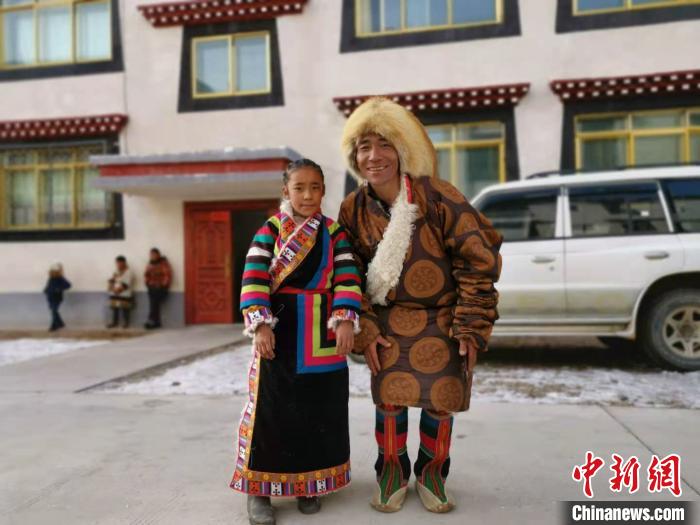 圖為2020年1月16日，搬遷至那曲市安多縣卓格扶貧小區(qū)的農(nóng)牧民在新家外面合影(資料圖)?！垈?攝