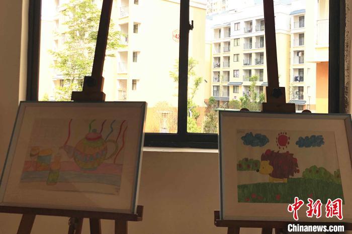 圖為會澤縣城易地扶貧搬遷點一所小學(xué)內(nèi)擺放著的學(xué)生畫作?！】姵?攝