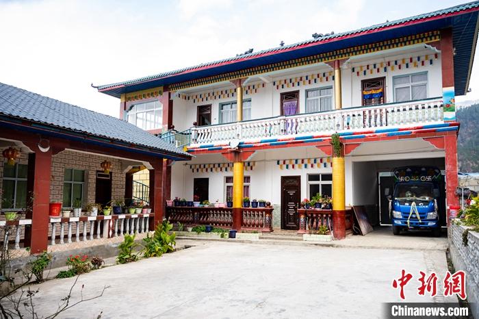 1月30日，嘎腰村，僜人苦梅夏自家的兩層樓房。<a target='_blank' ><p  align=