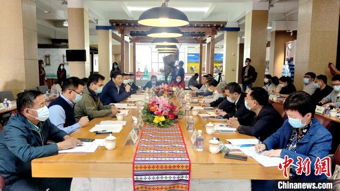 圖為國家糧食產(chǎn)業(yè)(青稞深加工)技術(shù)創(chuàng)新分中心在西藏拉薩掛牌儀式現(xiàn)場?！∝暽＠?攝