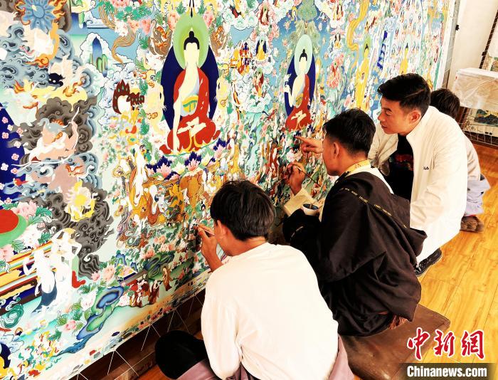 青海唐卡藝術(shù)小鎮(zhèn)：“勞模畫師”師帶徒，文化扶貧富一方