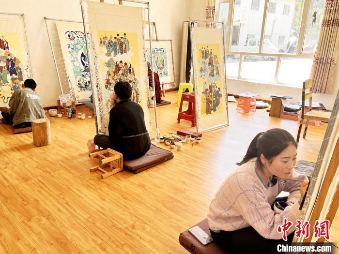 圖為畫室內(nèi)學(xué)徒練習(xí)繪畫唐卡?！●R文莉 供圖