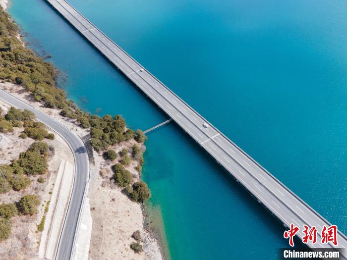 圖為西藏林拉高等級公路多布湖段風光?！〗w波 攝