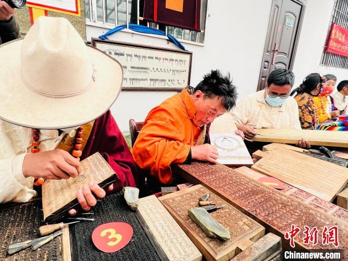 圖為2022年，聶榮縣當(dāng)木江鄉(xiāng)“鄉(xiāng)村振興那曲奮進(jìn)”活動(dòng)雕刻比賽現(xiàn)場(chǎng)。資料圖 那曲市“鄉(xiāng)村振興 那曲奮進(jìn)”活動(dòng)辦供圖