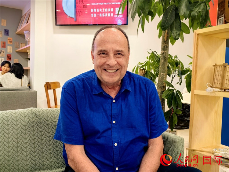 巴西坎皮納斯州立大學(xué)文學(xué)院資深教授弗朗西斯科·福特·哈德曼接受人民網(wǎng)專訪。人民網(wǎng)記者 符園園攝