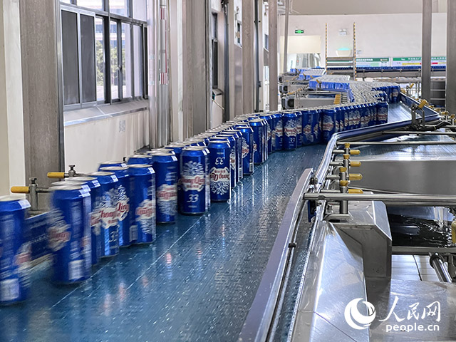 重慶啤酒包裝車(chē)間易拉罐生產(chǎn)線。人民網(wǎng)記者 胡虹攝