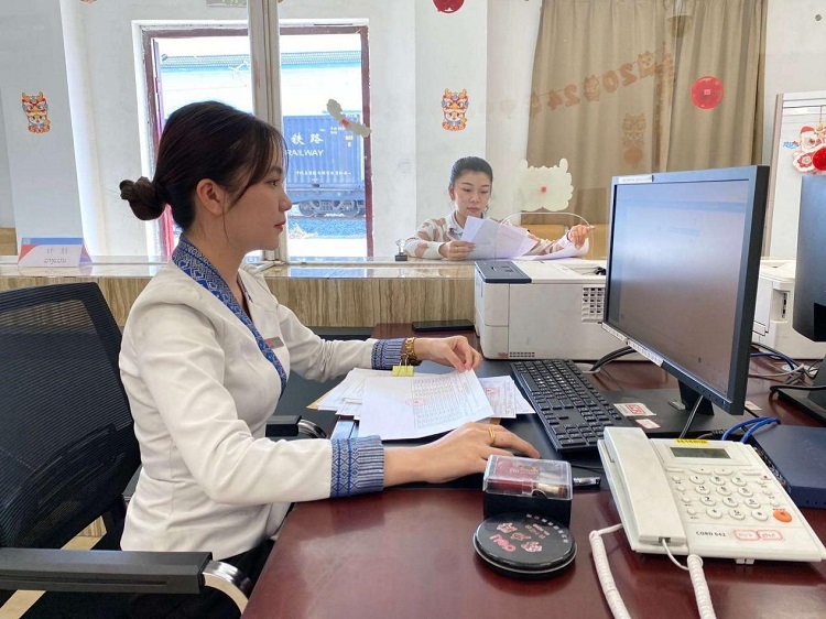 春節(jié)期間，中老鐵路員工堅守崗位，保障鐵路運行安全、暢通。李加勇攝