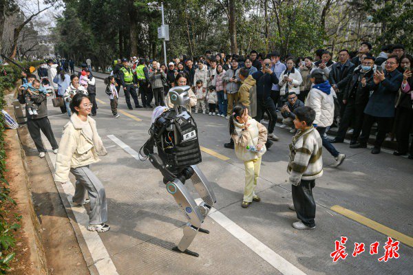 “智警小珞”人形機器人和小朋友們斗舞。長江日報記者史偉 攝