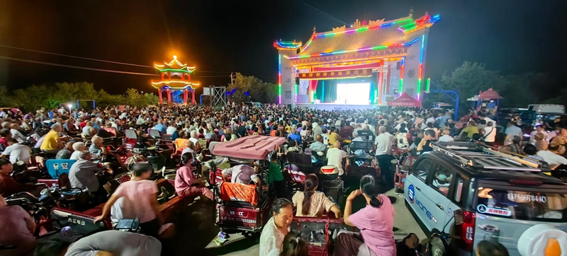 “戲曲進鄉(xiāng)村”在吉安城村演出。姚二曼攝