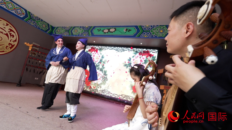 人民網(wǎng)外籍專家湖長明體驗柳琴戲。人民網(wǎng)記者 蘇纓翔攝