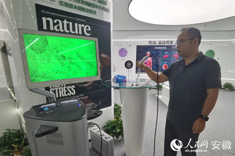 陳廷嘉演示“安刀”使用方法。人民網記者 胡雨松攝