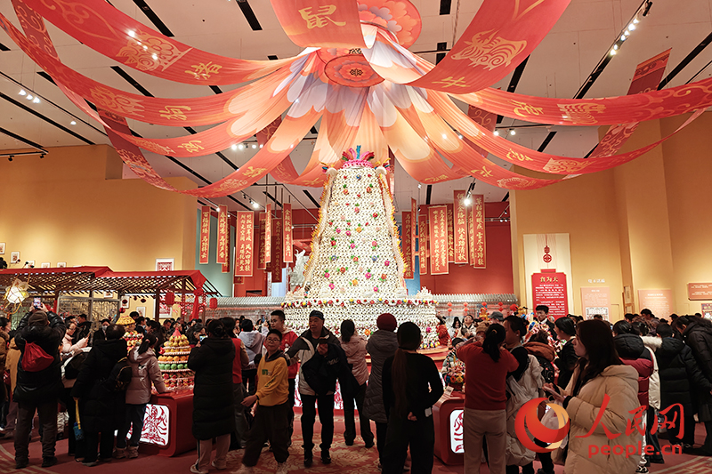 觀眾在中國(guó)非物質(zhì)文化遺產(chǎn)館參觀展覽。人民網(wǎng)記者 韋衍行攝