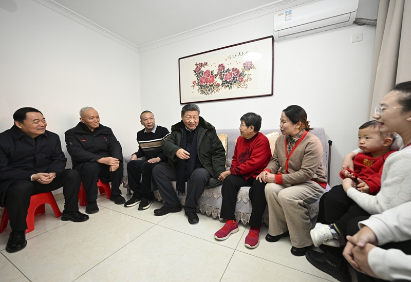 2025年1月23日上午，習(xí)近平總書記在遼寧沈陽大東區(qū)長安街道長安小區(qū)考察時(shí)，走進(jìn)居民郎素蘭家中看望。