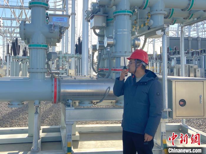 圖為國網青海檢修公司專業(yè)人員在沙柳變電站驗收設備?！√岂?攝