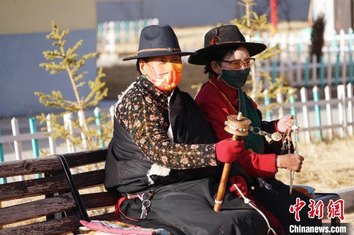 圖為敬老院老人在院內(nèi)曬太陽(yáng)轉(zhuǎn)經(jīng)桶?！●R銘言 攝