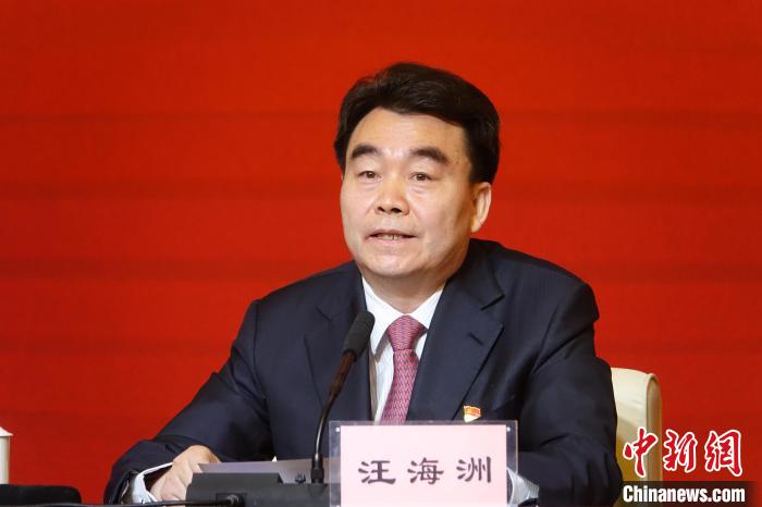 汪海洲在發(fā)布會(huì)上介紹西藏自治區(qū)黨史學(xué)習(xí)教育開展情況?！∪轿木?攝