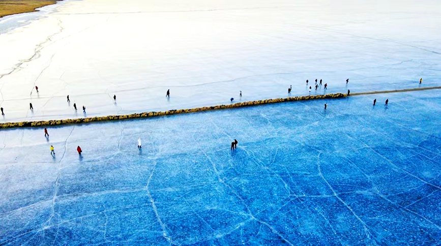 航拍冰上轉(zhuǎn)場(chǎng)。 張虎攝