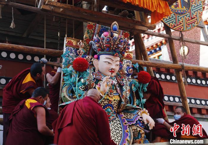 圖為塔爾寺僧人為酥油花搭架子。　馬銘言 攝