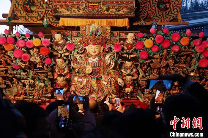 圖為游客觀賞塔爾寺酥油花展，并用手機(jī)記錄?！●R銘言 攝