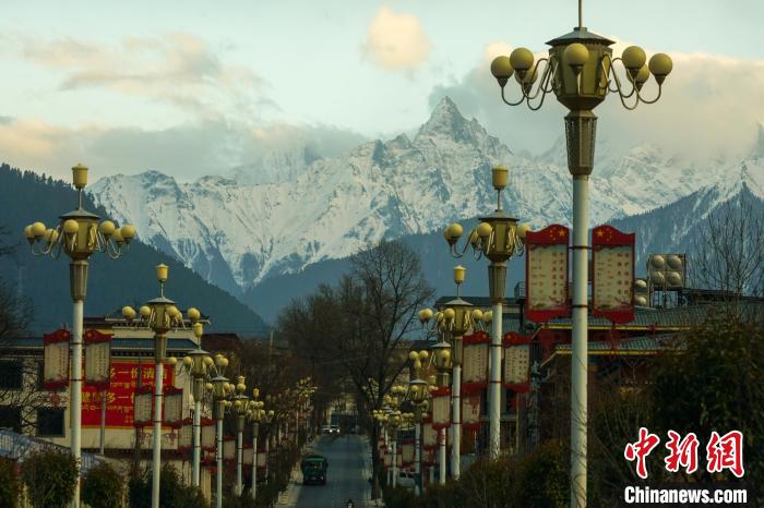 從波密縣城遠眺冰川?！〗w波 攝