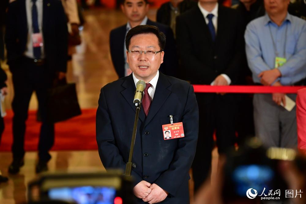 全國(guó)政協(xié)委員、中國(guó)聯(lián)通研究院院長(zhǎng)張?jiān)朴陆邮苡浾卟稍L。