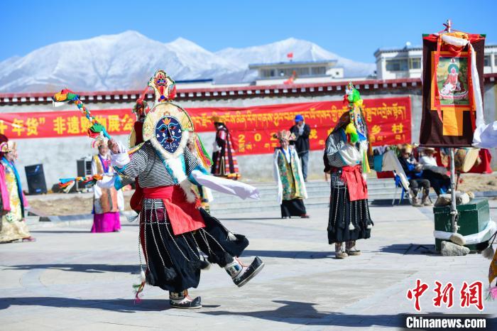 圖為藏戲非遺展演現(xiàn)場(chǎng)?！∝暩聛?lái)松 攝